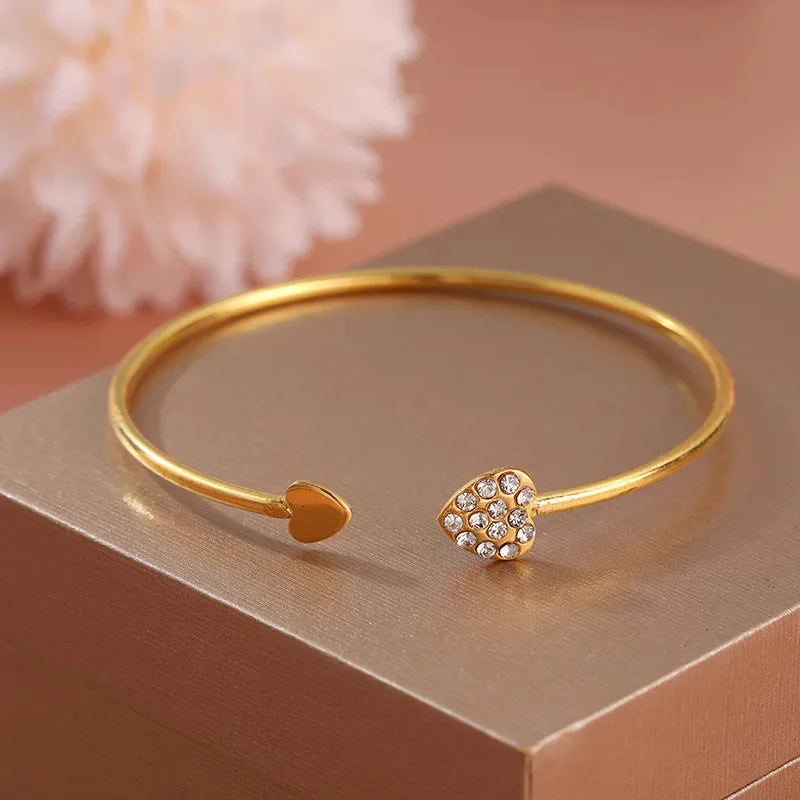 AMORA Set Femme 5 Pièces · Montre Dorée + 4 Bijoux Cœur Sertis - CD