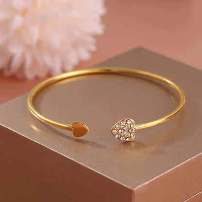 AMORA Set Femme 5 Pièces · Montre Dorée + 4 Bijoux Cœur Sertis - CD