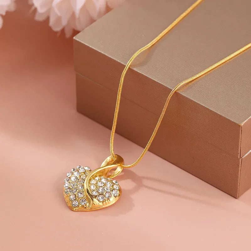 AMORA Set Femme 5 Pièces · Montre Dorée + 4 Bijoux Cœur Sertis - CD
